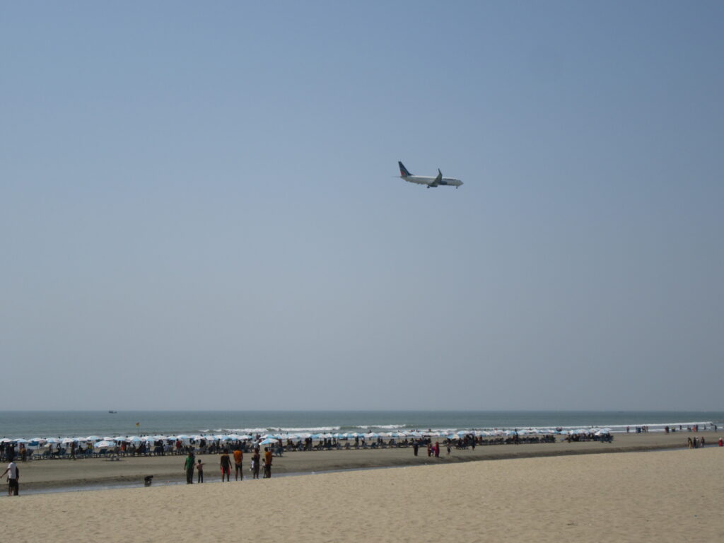 কক্সবাজার-সমুদ্র-সৈকত-এর-উপর-দিয়ে-বিমান-উড়ে-যাওয়ার-দৃশ্য