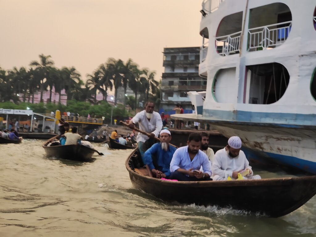 ঢাকা-সদরঘাট-এর-বুড়িগঙ্গা-নদীতে