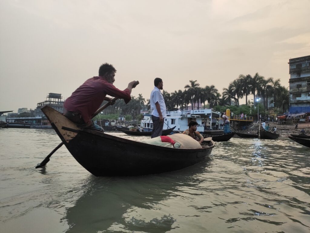 বুড়িগঙ্গা-নদীতে-নৌকা